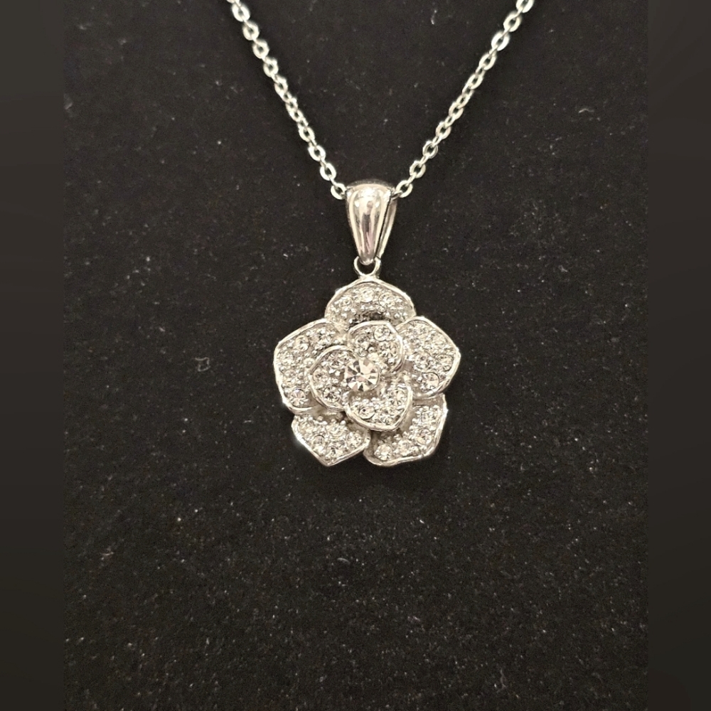 Beautiful sparkly rhinestone necklace